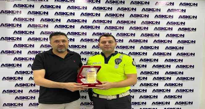 İş adamları derneğinden polis memuruna teşekkür plaketi