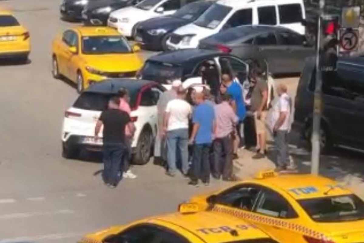 Kartal’da taksiciyle yabancı uyruklu sürücünün yol verme kavgası kamerada