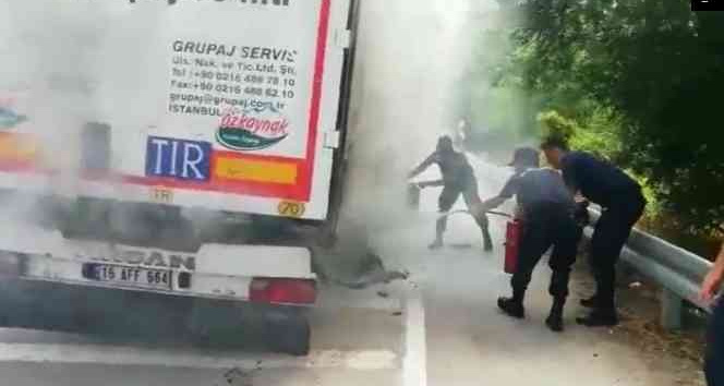 Tekeri patlayarak alev alan tır güvenlik kamerasına yansıdı