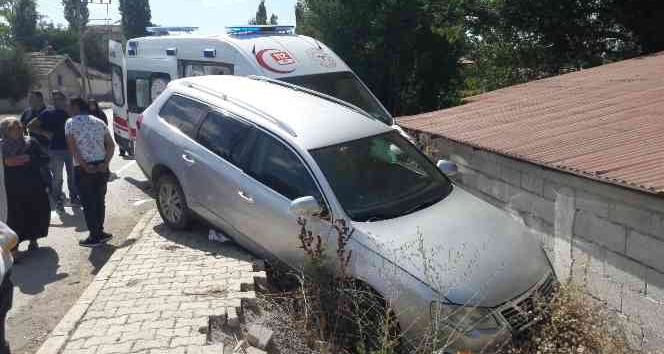 Hasta taşıyan ambulansla otomobil çarpıştı