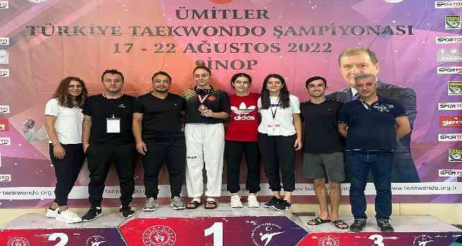 Geleneği bozmadı, kürsü yapmaya devam etti