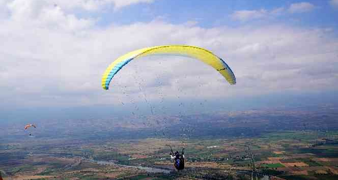 Erbaa’da yamaç paraşütü yarışları renkli görüntülere sahne oldu