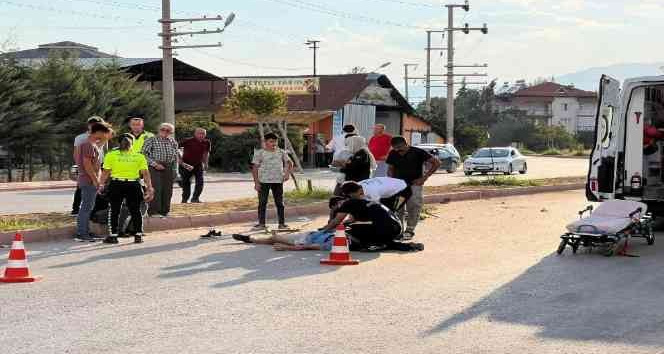 Burdur’da motosiklet refüje çarptı: 1’i ağır 2 yaralı