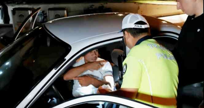 "Dur" ihtarına uymayan sürücü alkol metreyi üflemedi “Beni cezaevine atın” dedi