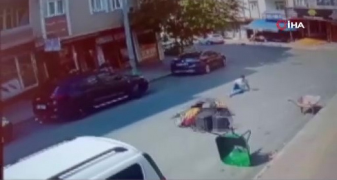 İstanbuldaki iki farklı kuryenin kazası kameraya yansıdı