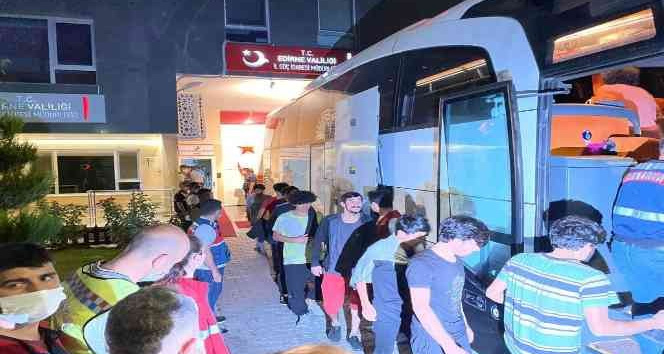 227 Afgan göçmen sınır dışı edilmek üzere İstanbul’a gönderildi