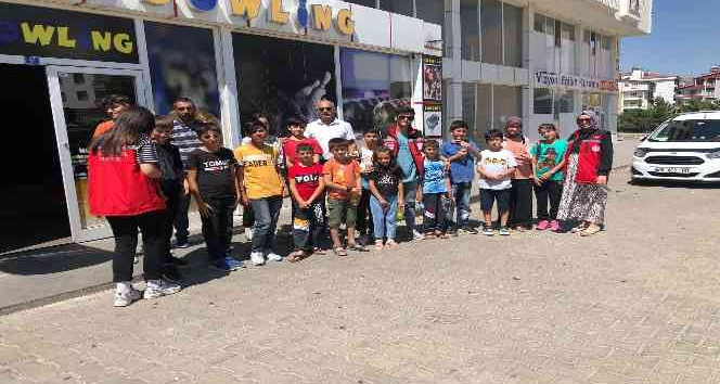 Çocuklar bowling ve yüzme havuzunda doyasıya eğlendi