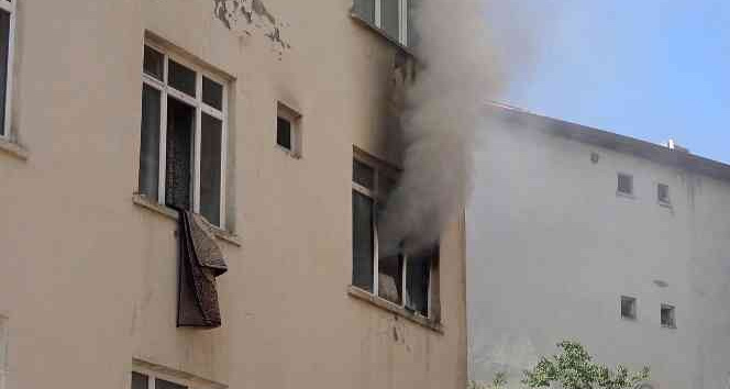 Çakmakla oynarken evi yaktı: 3 kişi dumandan etkilendi