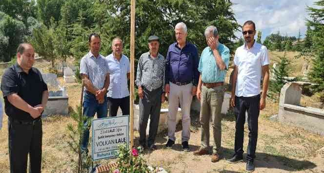 Bıçaklanarak öldürülen veteriner, mezarı başında anıldı