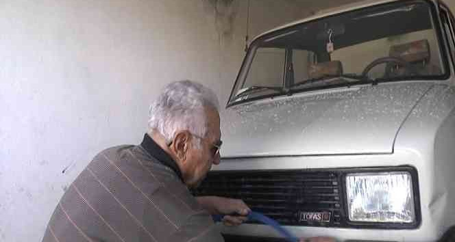 Görme engelli Ömer, eşinden kalan aracı her ay elleriyle yıkıyor