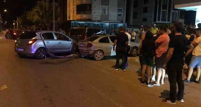 Alkollü sürücü park halindeki araçlara çarptı: 1 yaralı