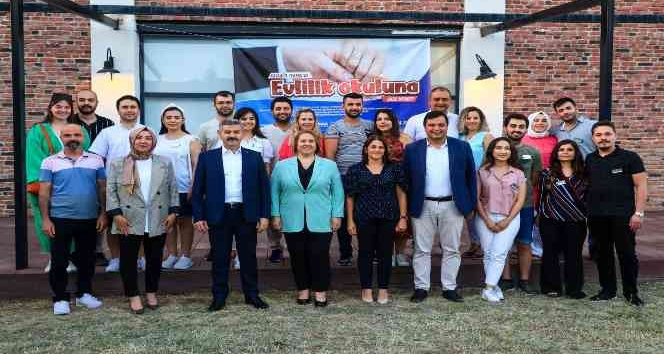 Uşak Belediyesi Evlilik Okulu 3. mezunlarını verdi