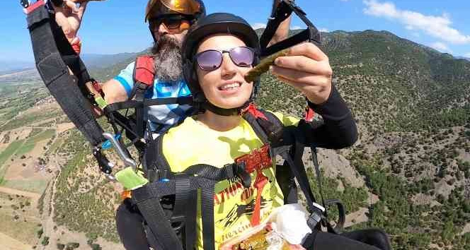 Ünlü yapraktan pişirilen sarmayı havada süzülürken tattılar