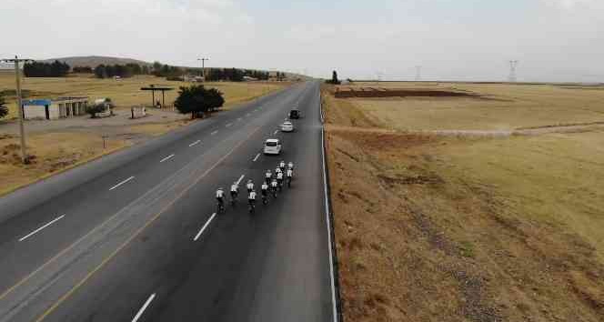 Malazgirt ve Ahlat kutlamaları için bin 350 kilometre pedalladılar