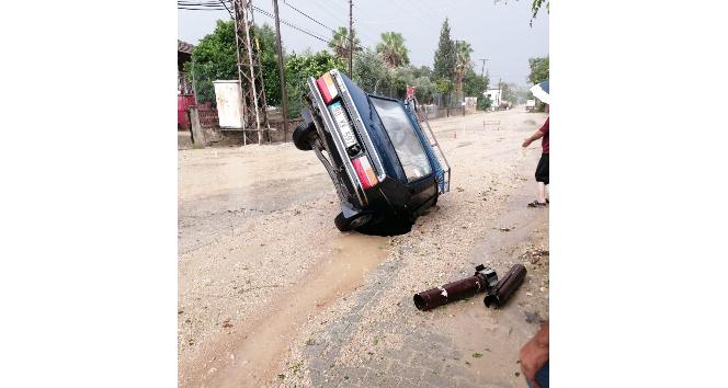 Yol çöktü, otomobil içine düştü