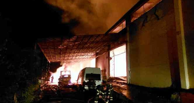 Toptancı sitesindeki kozmetik ve ıtriyat deposundaki yangın kontrol altına alındı