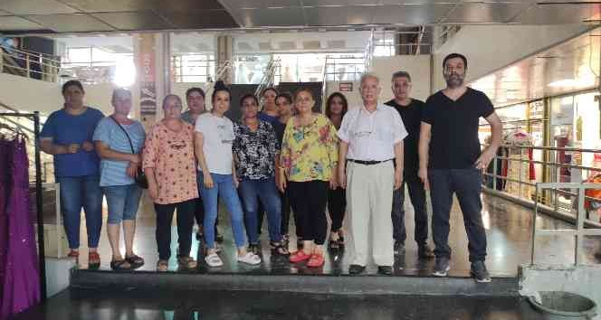 Pasajları yıkılmasın diye gelinlik yaktılar