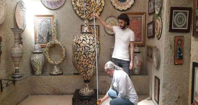 Boyundan büyük seramik vazo yaptı