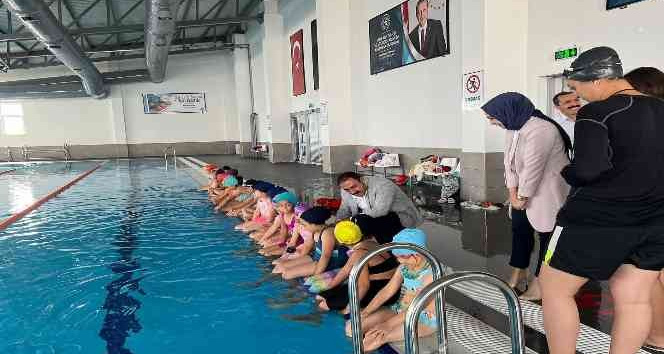 Çiçekdağı’nda yarı olimpik havuzun ilk yüzücüleri çocuklar oldu