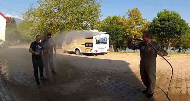 İlk defa kendi başına uçmayı başaran öğrencilerini otomobil gibi yıkadı