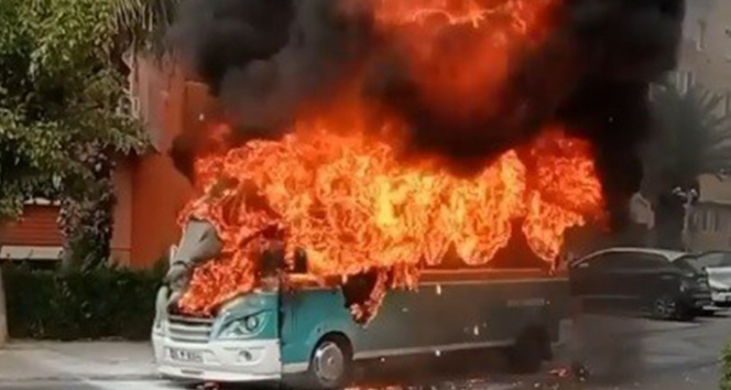 İzmirde çakım düzlük geçici minibüsü cayır cayır yandı