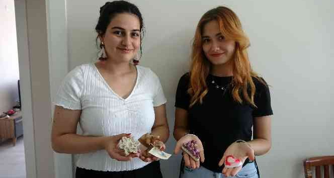 Evlerinin mutfağında ürettikleri sabunlarla eğitimlerini sürdürüyorlar