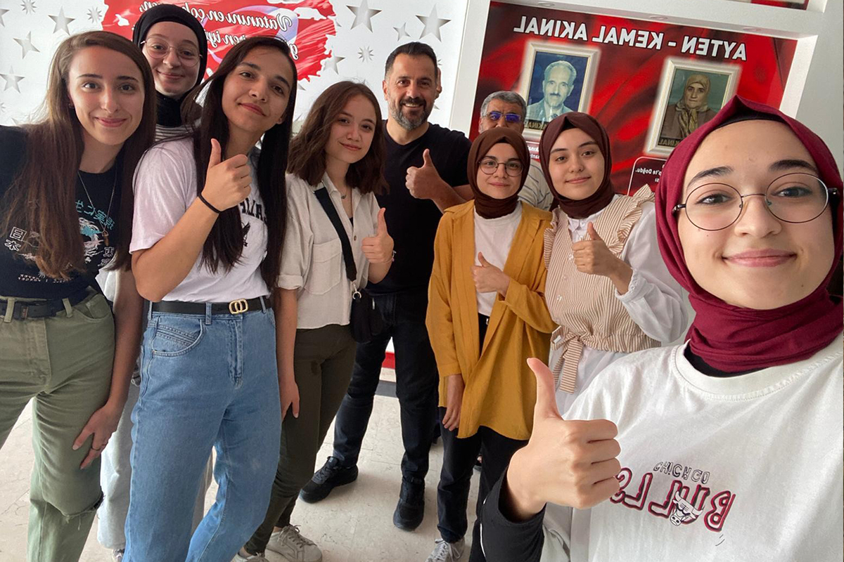 Aynı sınıfta okuyan 7 kız öğrencinin YKS başarısı