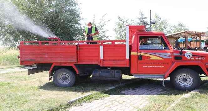 Belediye ekipleri park ve bahçelerde ilaçlama yaptı