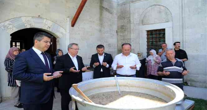 Aşçı Yahya Baba’nın kazanı aşure ile kaynadı