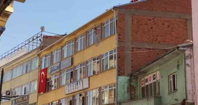 Bunalıma giren şahıs 5 katlı iş hanının çatısından atladı