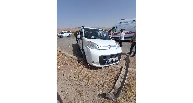 Gercüş’te hafif ticari araç refüje çarptı: 5 yaralı