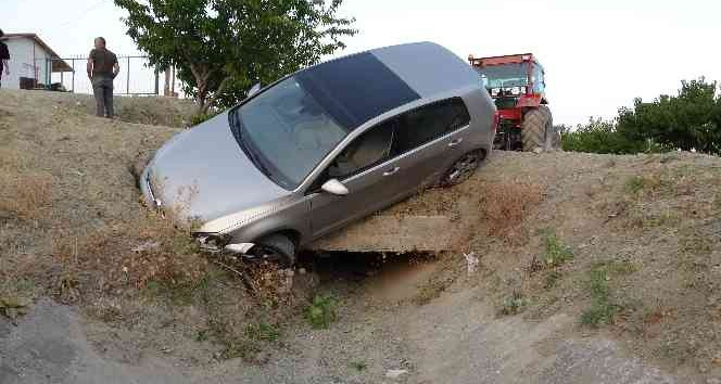 Güneş gözünü alınca virajı alamadı, sulama kanalında asılı kaldı