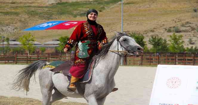 Kadın biniciler atlı gösterilere  damga vurdu