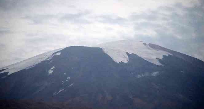 Türkiye’nin en yüksek zirvesindeki buzullar eriyor