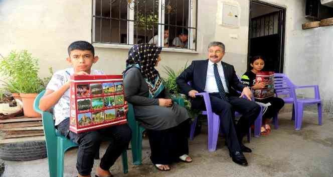 Vali Yılmaz, konuk olduğu ailelerin sorun ve taleplerini dinliyor