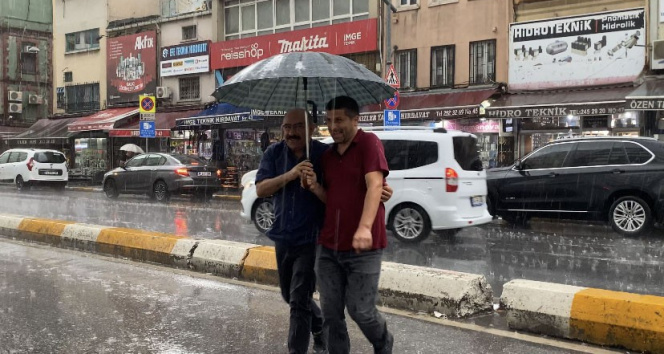 Karaköyde sağanak yağış etkili oldu