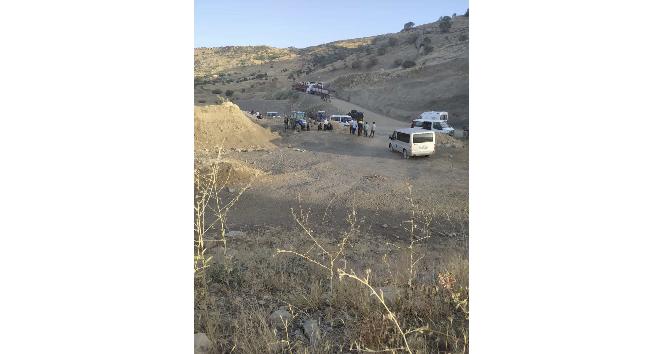 Yardım beklerken gölgesinde oturduğu tır hareket etti, feci şekilde can verdi
