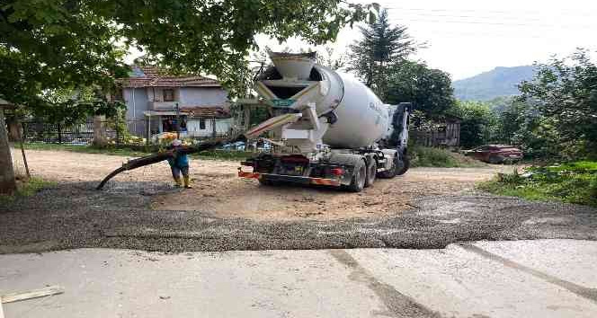 Ünye’de beton yol çalışmaları sürüyor