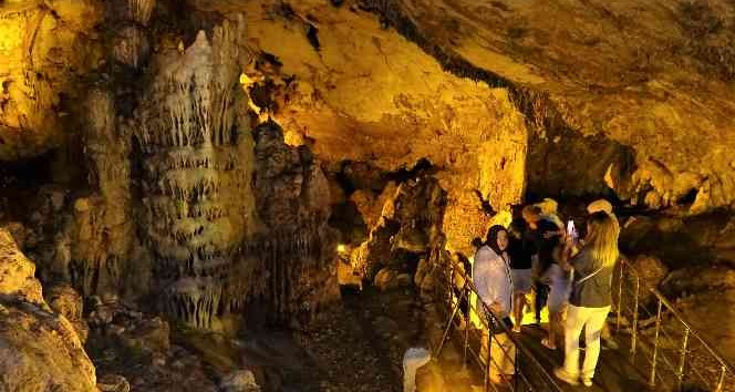 UNESCO’nun kültür miras listesinde, serinlemek isteyenler bu mağaraya akın ediyor