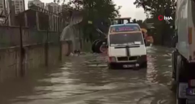 Zeytinburnunda yağış nedeniyle yolları ve bir dükkanı su bastı