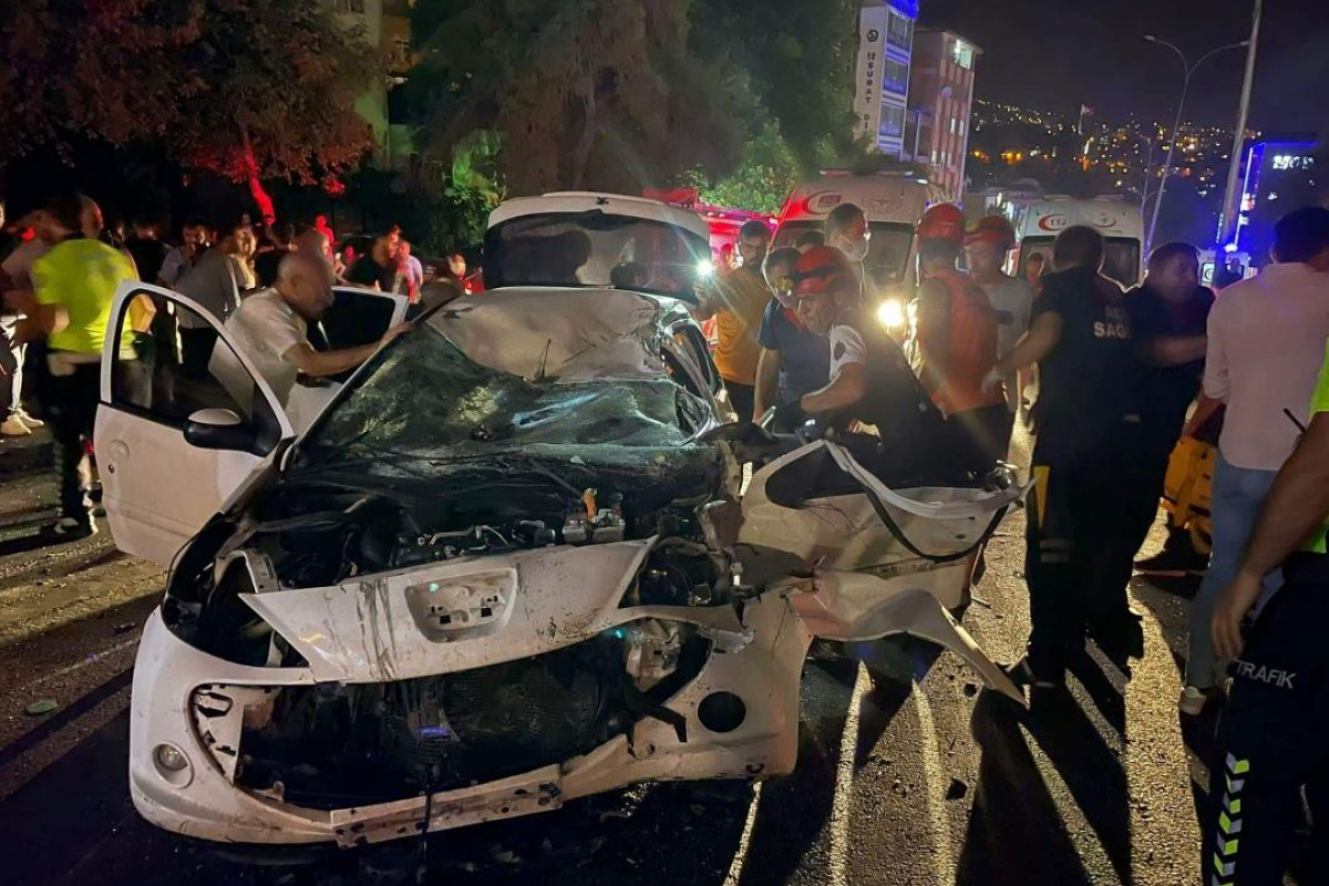 Feci kaza anı otobüsün kamerasına da yansıdı