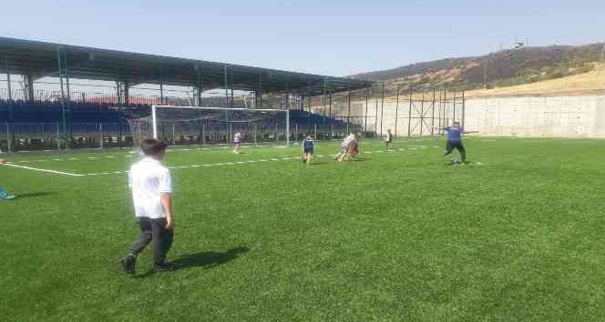 Kur’an kursu öğrencileri, halı sahada forma terletti