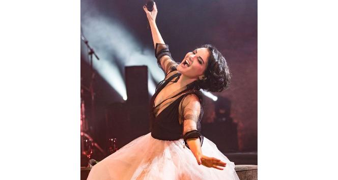 Ünlü şarkıcı Göksel’den İzmitlilere mesaj var