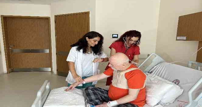 Doktorlarla konuşarak açık kalp ameliyatı oldu