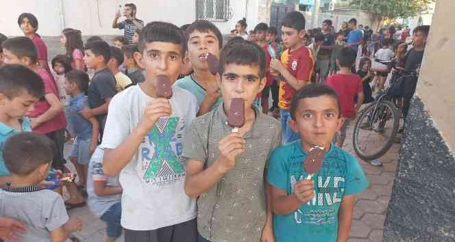 Hayırsever esnaf, dağıttığı ücretsiz dondurmayla yüzlerce çocuğun yüzünü güldürüyor