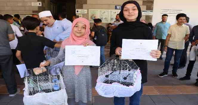 Kur’an kurslarına katılan öğrencilere muhabbet kuşu