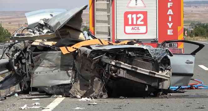 Feci kazada tıra çarpan otomobil hurdaya döndü: Anne ve baba öldü, oğul yaralı