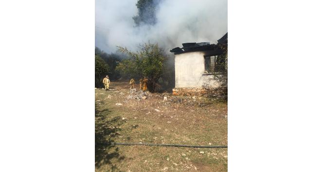 Evde çıkan yangın ormana sıçramadan söndürüldü