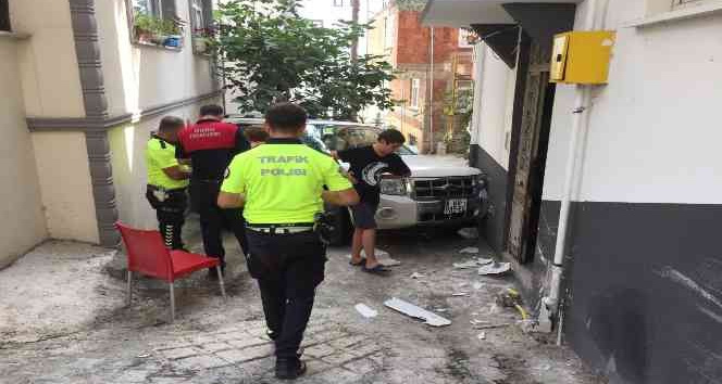 Ordu’da otomobil evin duvarına çarptı