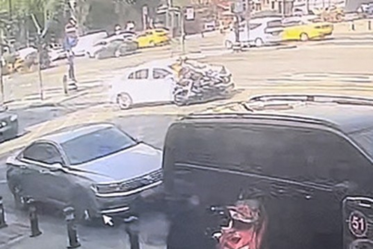 Fatih’te 2 kişinin yaralandığı feci kaza kamerada